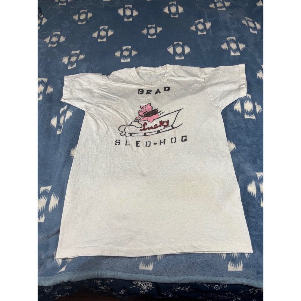 Vintage Fruit of the Loom Brad Lucky Sled-Hog Graphic T-Shirt White Mens XL